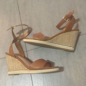 Kelly & Katie- Devyn Women’s Wedge Sandal. Size 6.5. Brown